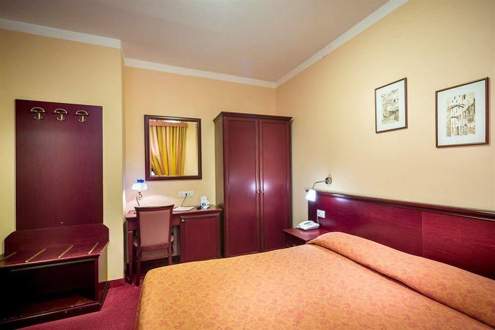 Hotel Boccascena เจนัว ภายนอก รูปภาพ