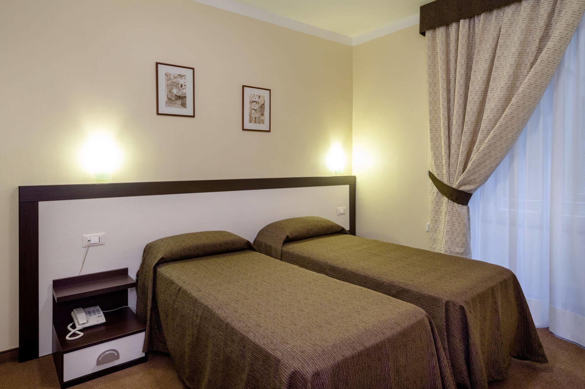 Hotel Boccascena เจนัว ภายนอก รูปภาพ