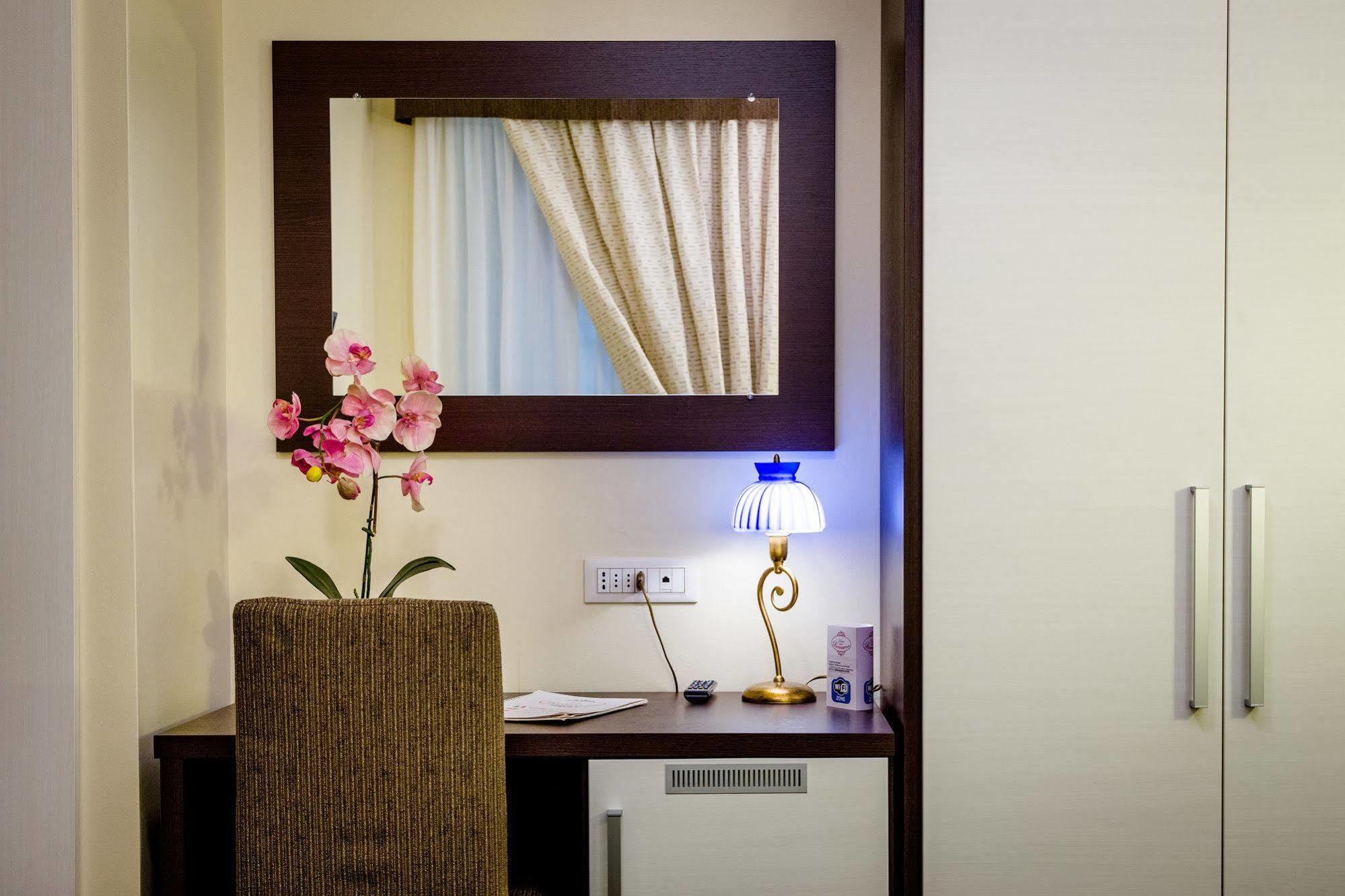 Hotel Boccascena เจนัว ภายนอก รูปภาพ