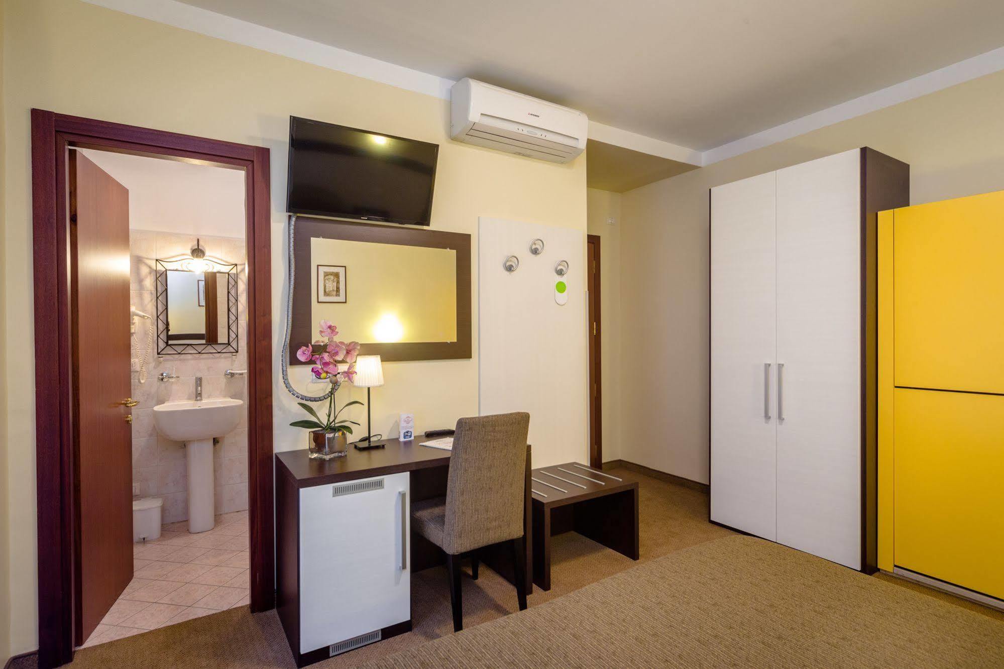 Hotel Boccascena เจนัว ภายนอก รูปภาพ